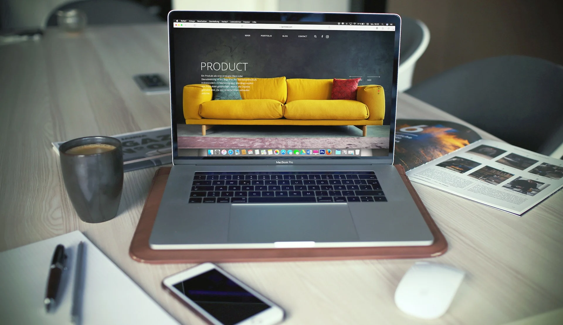 Birou de lucru cu laptop deschis pe pagina unui produs dintr-un magazin online, alături de grafice și notițe pentru optimizarea vânzărilor.